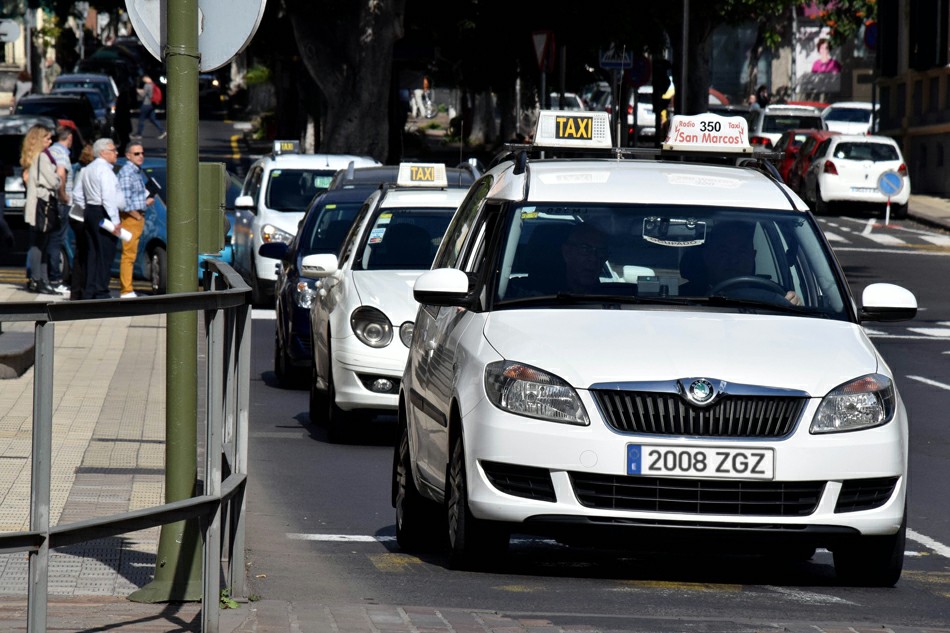 Автомобили такси на улице города