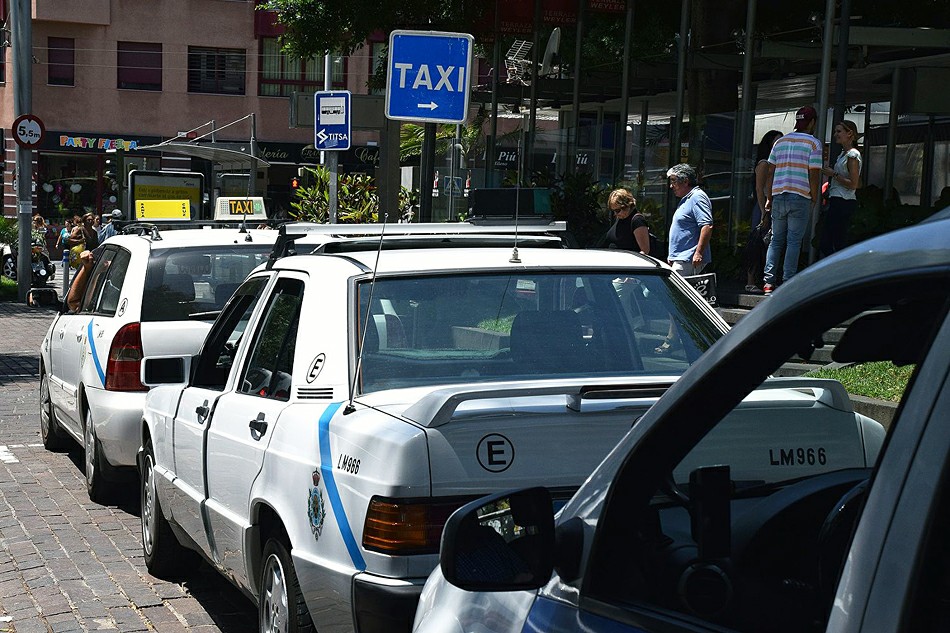 Стоянки такси обозначены соответствующими знаками и дорожной разметкой