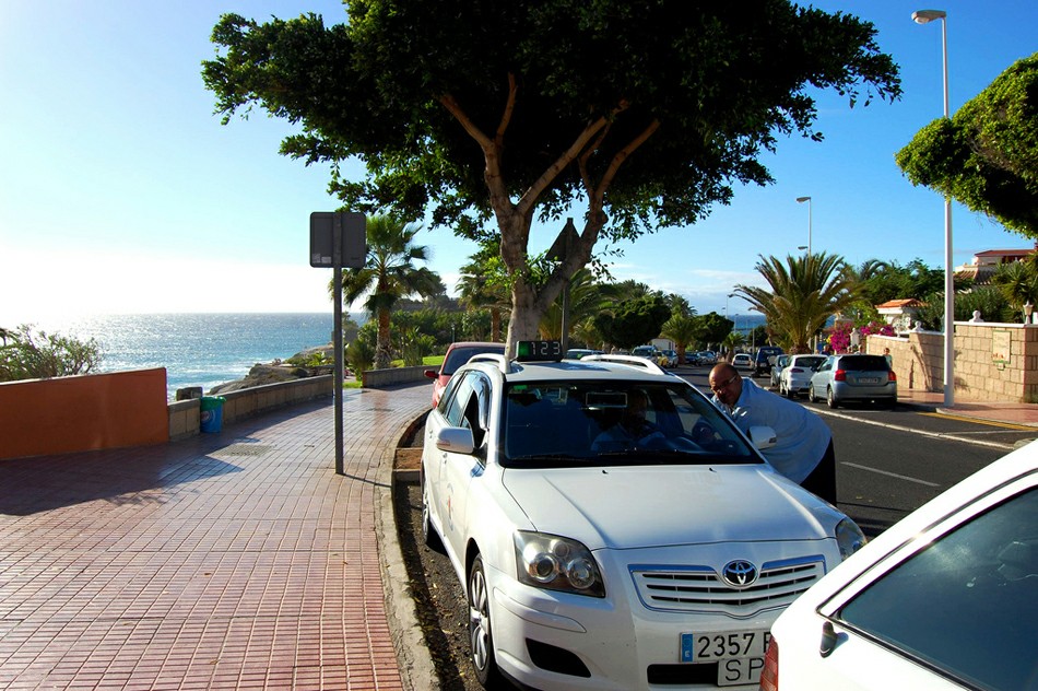 Таксисты в ожидании клиентов на набережной курорта Коста Адехе