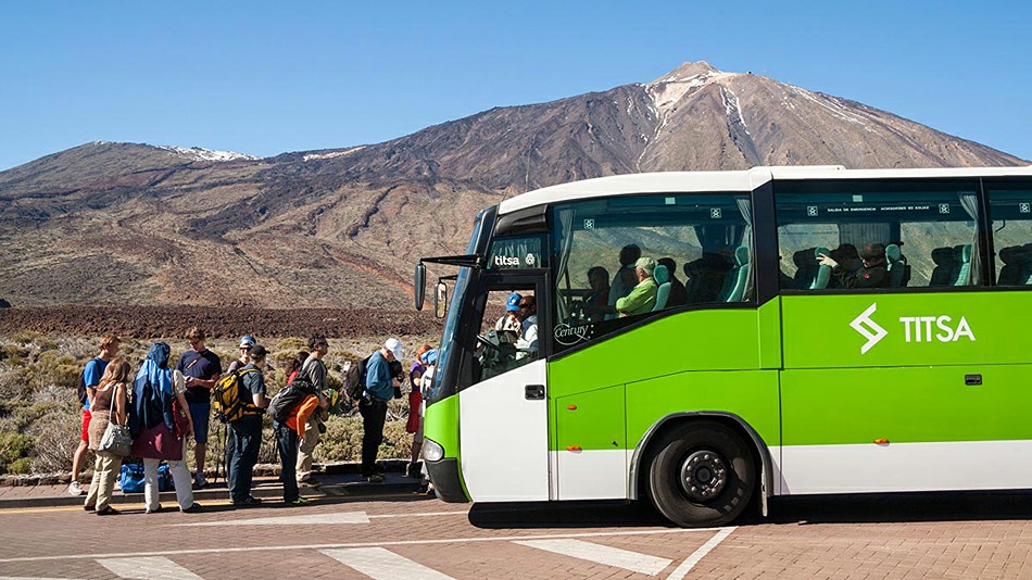 Туристы на посадке в рейсовый автобус на вулкане Тейде